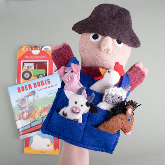 Detailfoto van vilten handpop boer met dieren