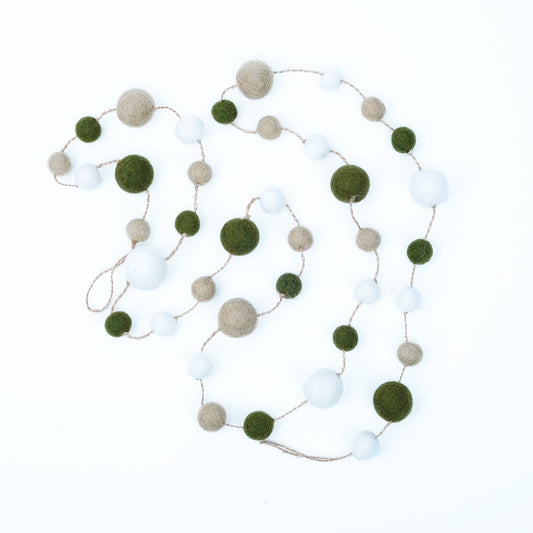 Detailfoto van vilten viltslinger viltballetjes mistletoe