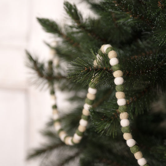 Detailfoto van vilten viltslinger viltballetjes small mistletoe