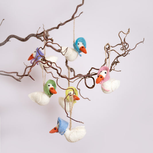 Detailfoto van vilten hanger gans turquoise