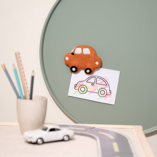 Detailfoto van vilten magneet auto 2d cognac