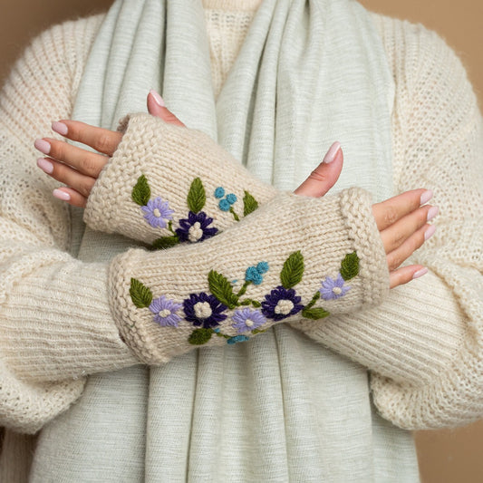 Vilten handwarmers flowers beige