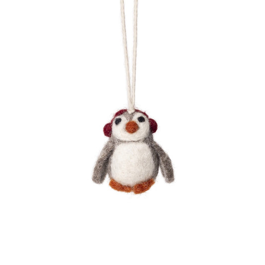 Detailfoto van vilten hanger pinguin met oorwarmers rood