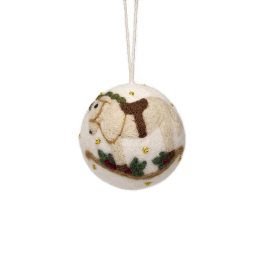 Detailfoto van vilten hanger bal hobbelpaard