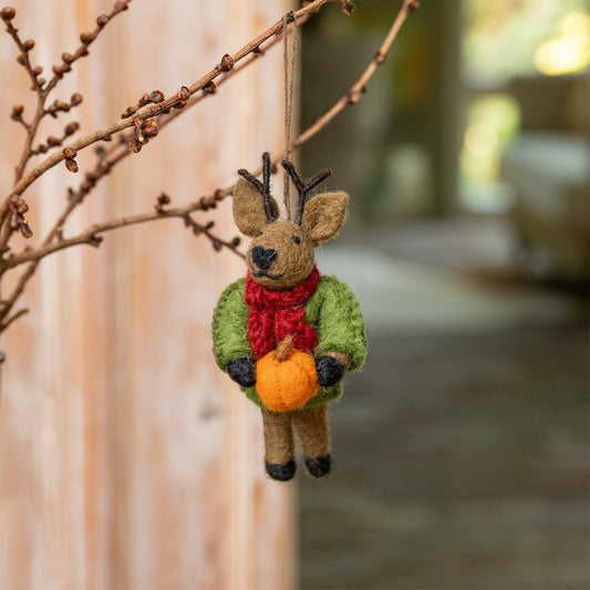 Vilten hanger hert met pompoen