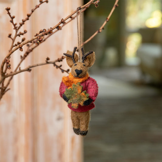 Vilten hanger hert met herfstblad