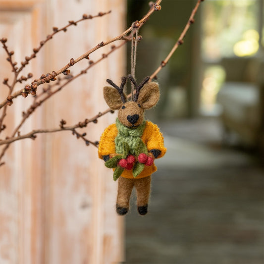 Vilten hanger hert met hulst