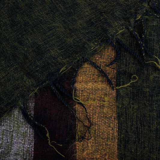 Detailfoto van vilten kleine sjaal mosgroen cognac bordeaux