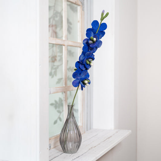 Detailfoto van vilten ridderspoor blauw