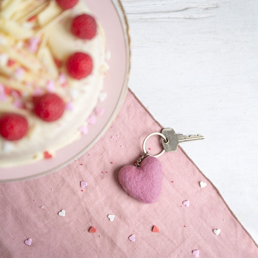 Vilten sleutelhanger hart love roze