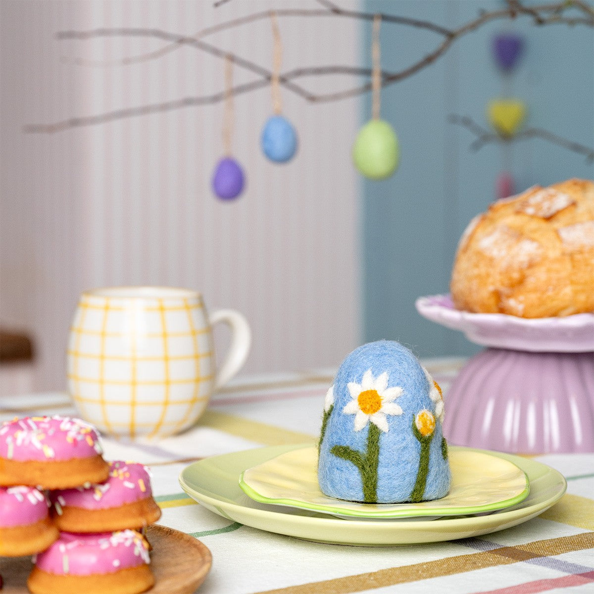 Detailfoto van vilten eiwarmer margrietjes blauw