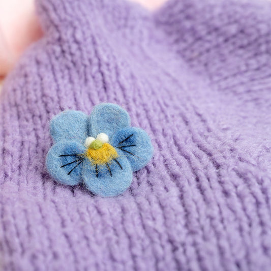 Vilten broche viooltje lichtblauw