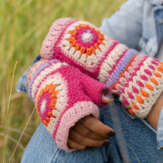 Vilten handwarmers granny square colorful fuchsia-oranje