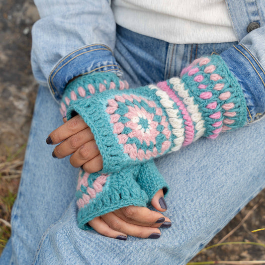 Vilten handwarmers granny square colorful turquoise-roze