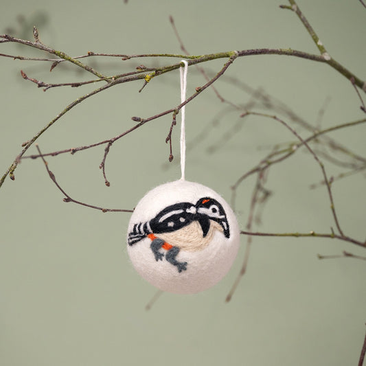 Vilten hanger bal bonte specht