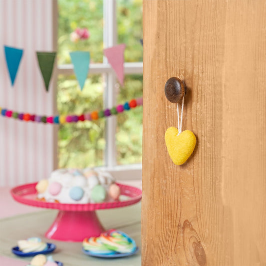Vilten hanger hart geel