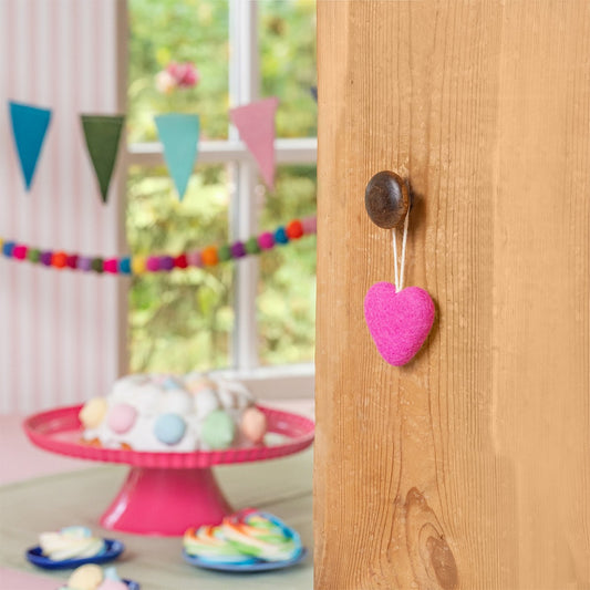 Vilten hanger hart roze