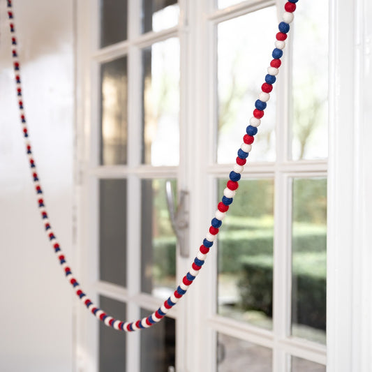 Detailfoto van vilten vo viltslinger viltballetjes small rood-wit-blauw