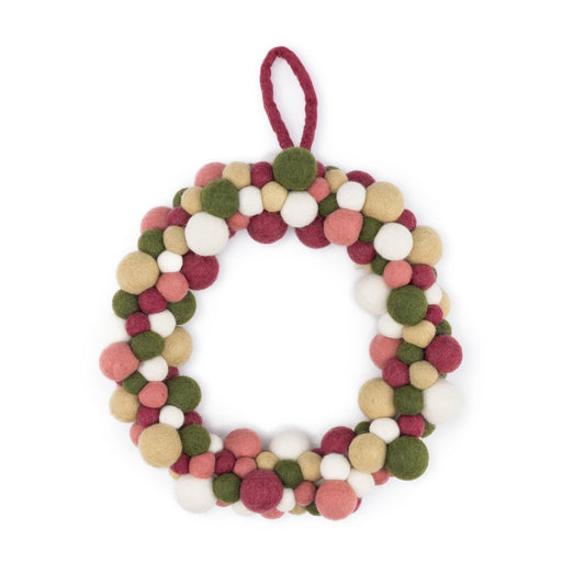 Detailfoto van vilten kerstkrans viltballetjes mistletoe dreams