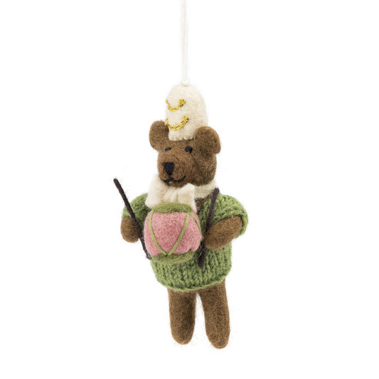 Detailfoto van vilten hanger beer met trommel mistletoe green