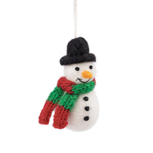 Detailfoto van vilten hanger sneeuwpop rood groen