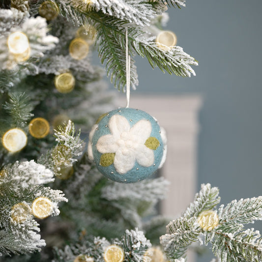 Detailfoto van kerstbal ijsblauw kerstster van vilt