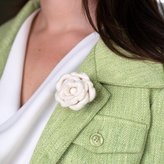 Vilten broche roos wit