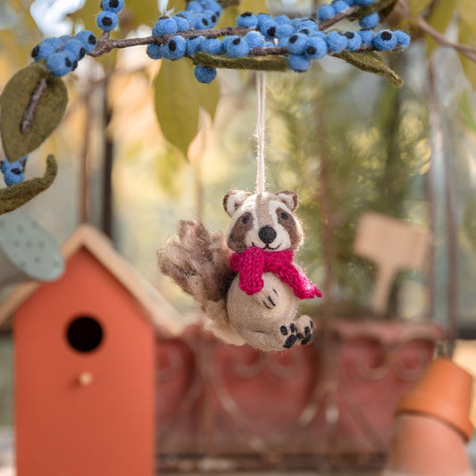 Detailfoto van vilten hanger wasbeer indian summer burgundy