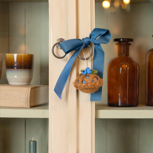 Detailfoto van vilten hanger taart bes blauw