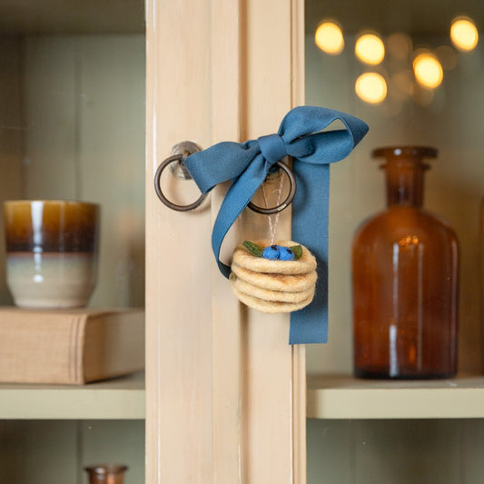 Detailfoto van vilten hanger pancakes bes blauw