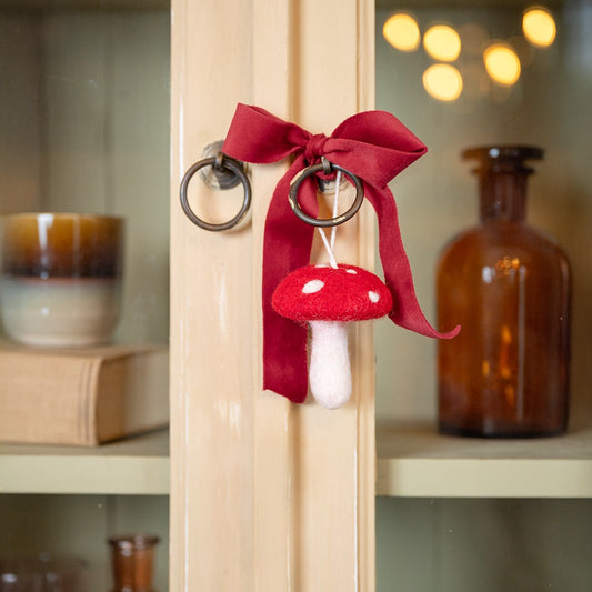 Detailfoto van vilten hanger paddenstoel rood medium