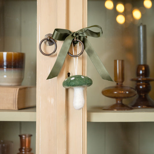 Detailfoto van vilten hanger paddenstoel indian summer medium groen