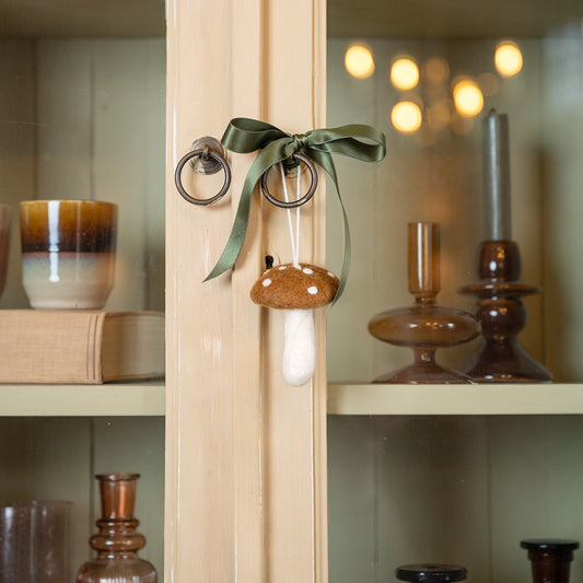 Detailfoto van vilten hanger paddenstoel indian summer medium bruin