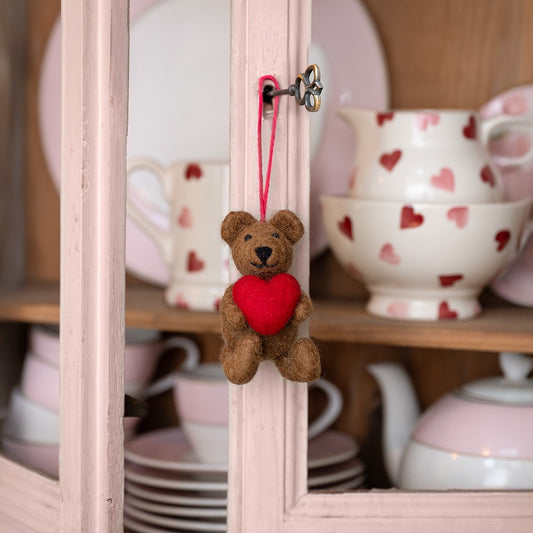 Vilten hanger beer met hart rood