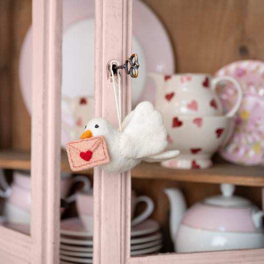 Vilten hanger duif love is in the air