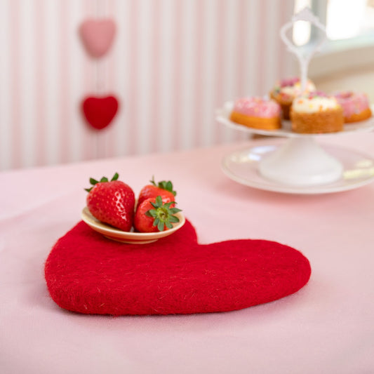 Vilten onderzetter/hanger hart love rood