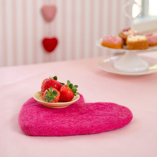 Vilten onderzetter/hanger hart love fuchsia