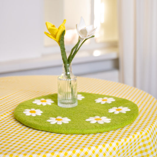 Vilten onderzetter 35 cm groen met margrietjes