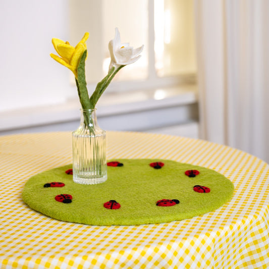 Vilten onderzetter 35 cm groen met lieveheersbeestjes
