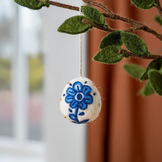Vilten hanger ei delfts blauw met margrietje