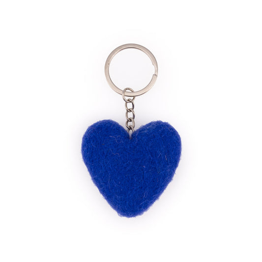 Detailfoto van vilten sleutelhanger hart blauw