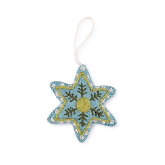 Detailfoto van hanger ster embroidery ijsblauw van vilt