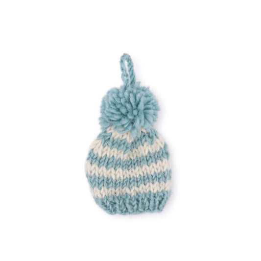 Detailfoto van hanger muts pompom ijsblauw van vilt