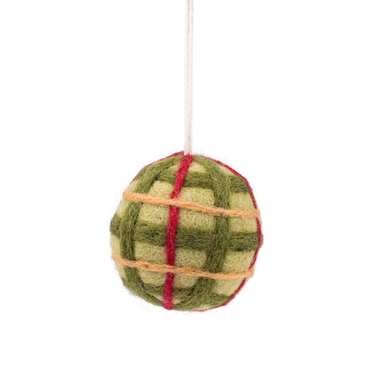 Detailfoto van vilten hanger bal ruit lichtgroen