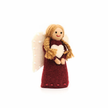 Detailfoto van vilten kerstengeltje donkerrood