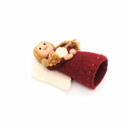 Detailfoto van vilten kerstengeltje donkerrood