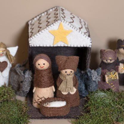 Detailfoto van vilten kerststal bruin