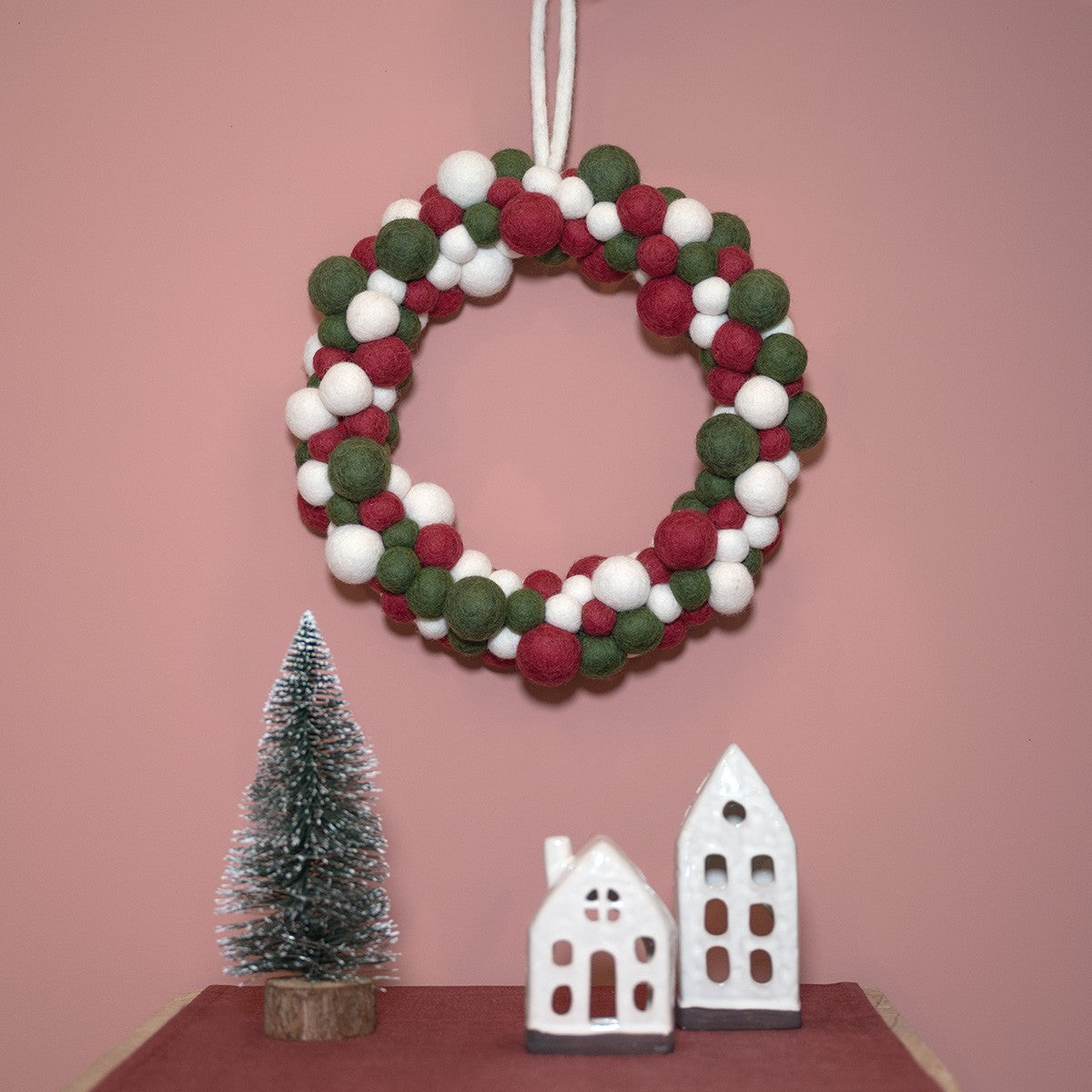 Vilten kerstkrans viltballetjes holly berry