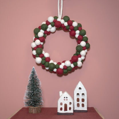 Vilten kerstkrans viltballetjes holly berry