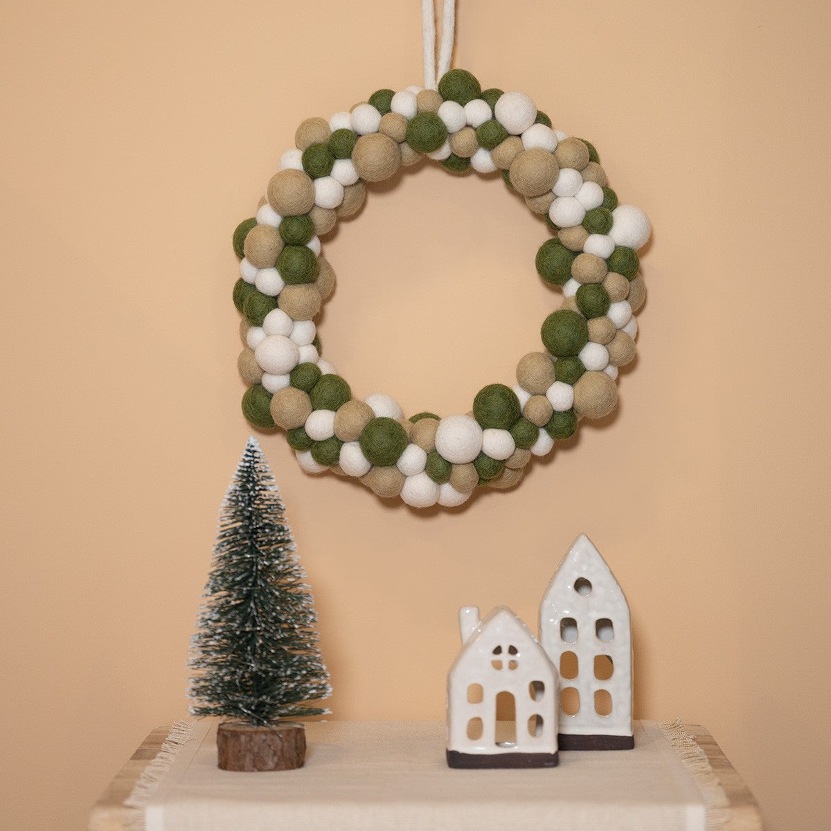Vilten kerstkrans viltballetjes mistletoe
